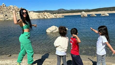 spiaggia georgina rodriguez|Georgina Rodriguezs chic seaside adventure captivates fans